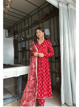 Utsaahit Women Floral Printed Regular Red Pure Cotton Kurta Pant & Dupatta